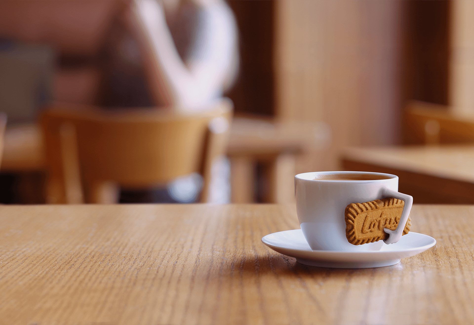 Un petit café avec un biscuit