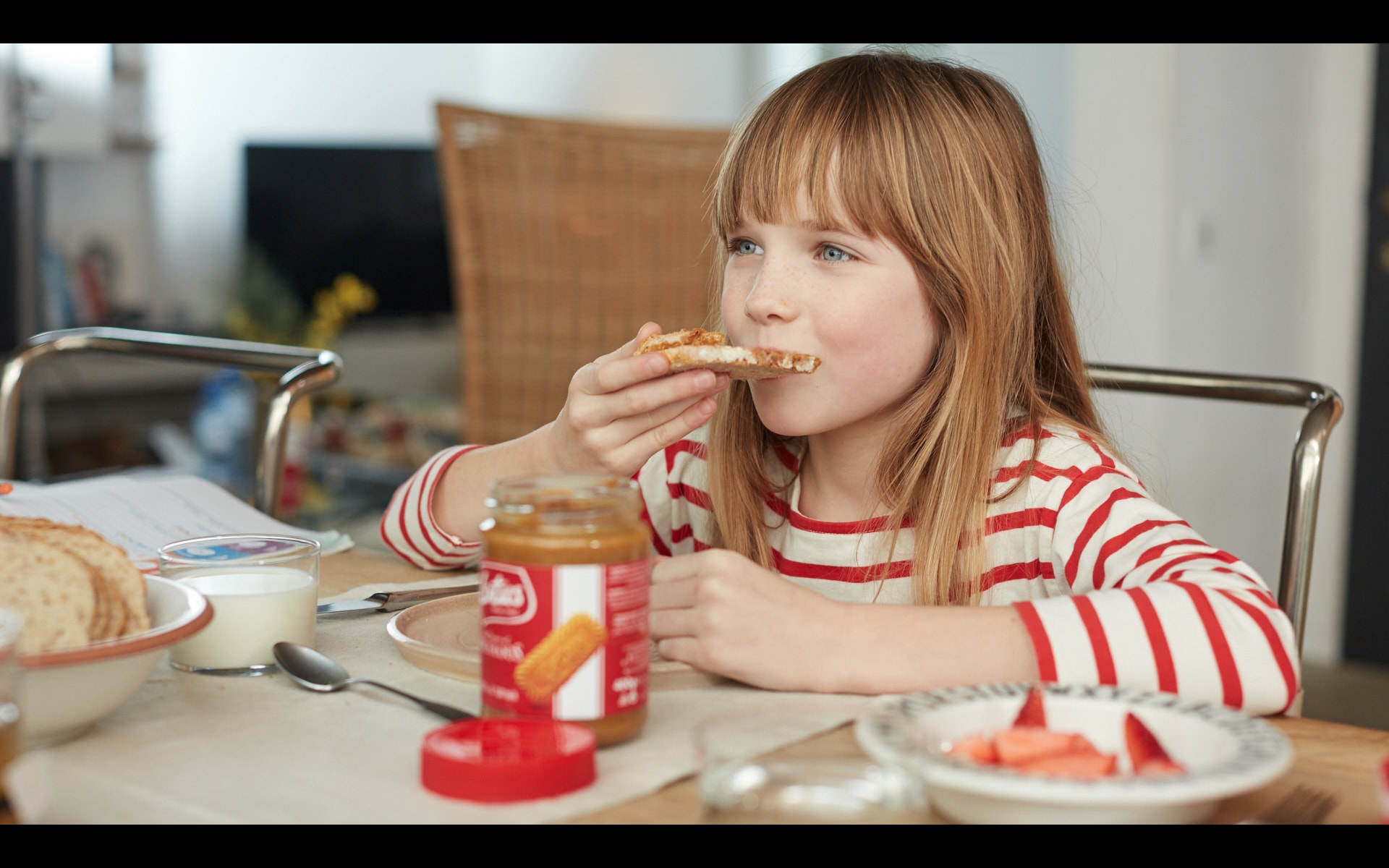 Une fille qui mange Speculoos à tartiner