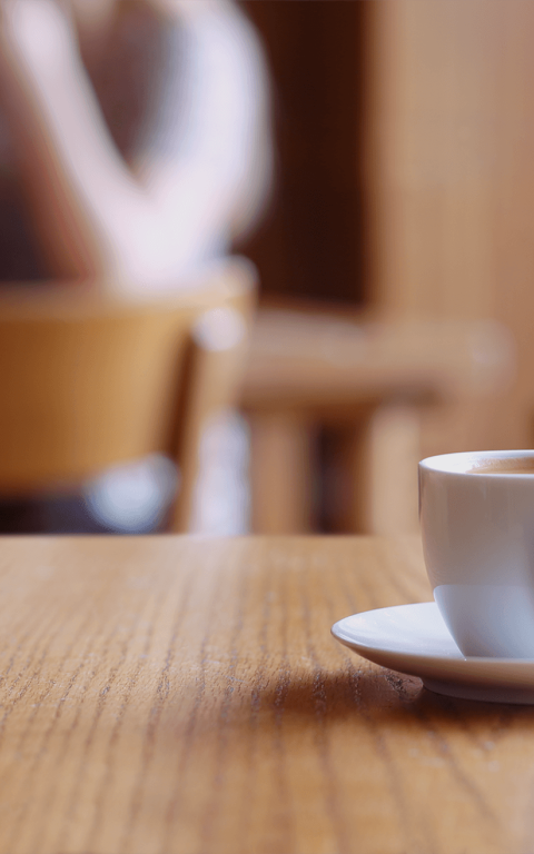 Un petit café avec un biscuit