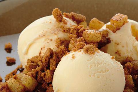 Vanilleeis mit gebackenem Apfel und Lotus Biscoff Crumble